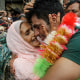 Arshad Nadeem  hugs his mother 